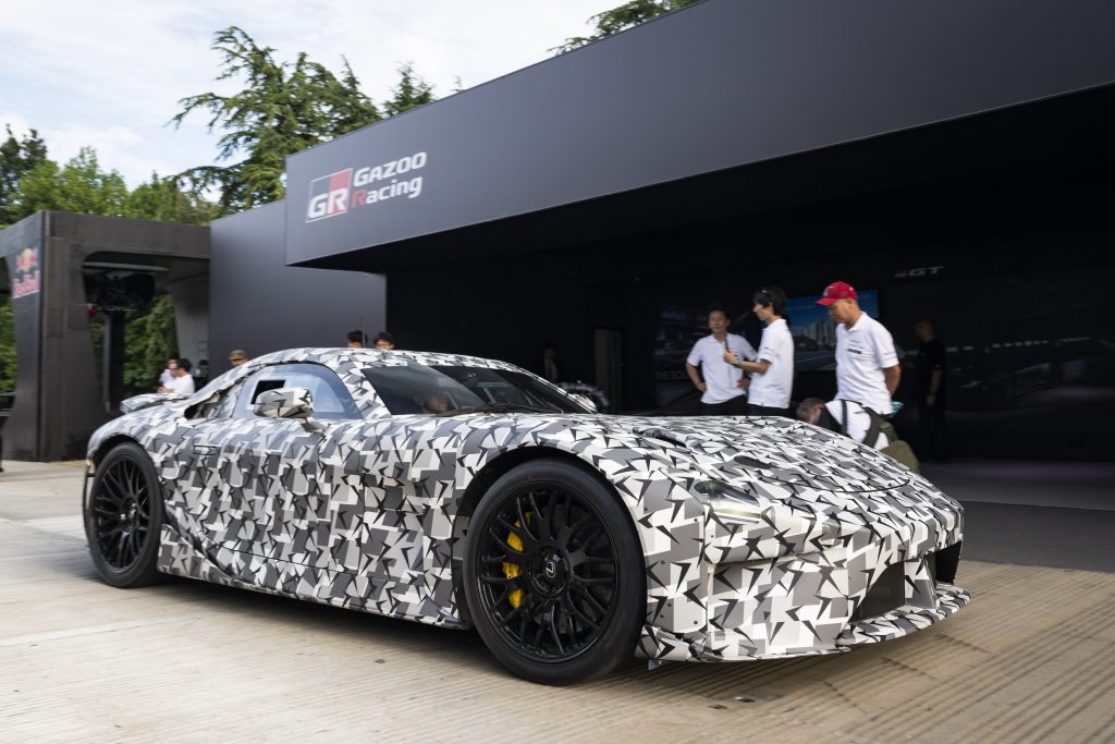 Lexus LFA Concept — bok, przed strefą serwisową Gazoo Racing
