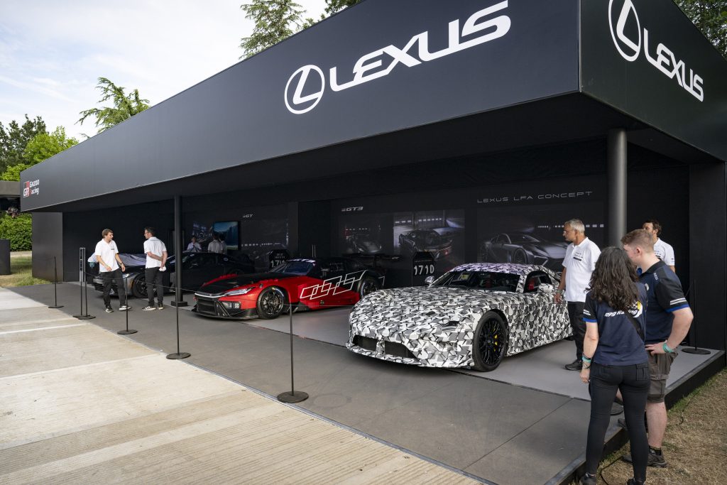 Lexus LFA Concept — na stoisku wystawowym Lexus obok bolidów wyścigowych