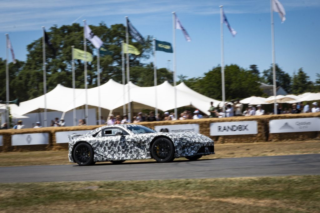 Lexus LFA Concept — bok, dynamiczny przejazd wzniesieniem w Goodwood