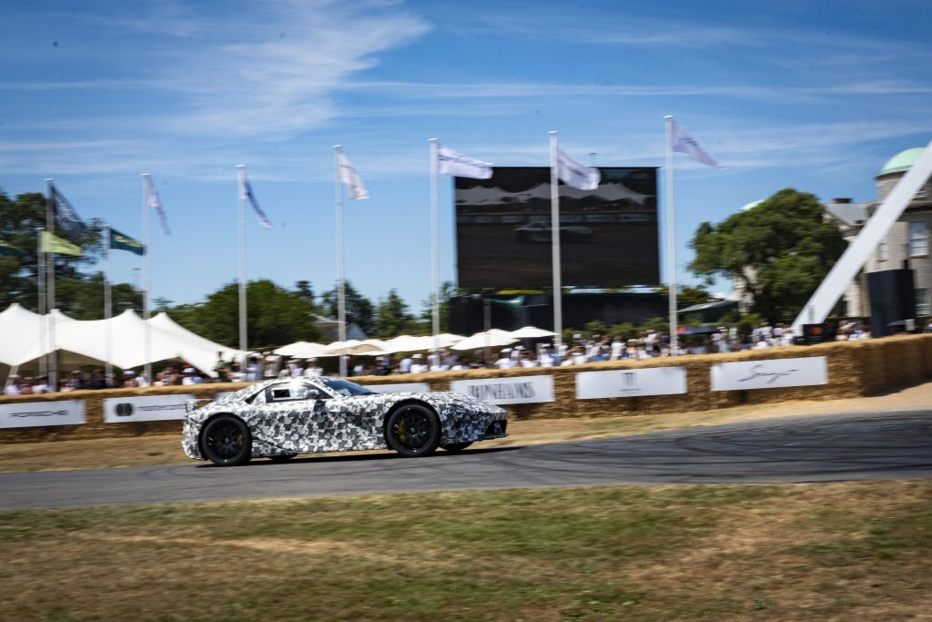 Lexus LFA Concept — bok, rozmyty w ruchu podczas podjazdu na wzniesienie