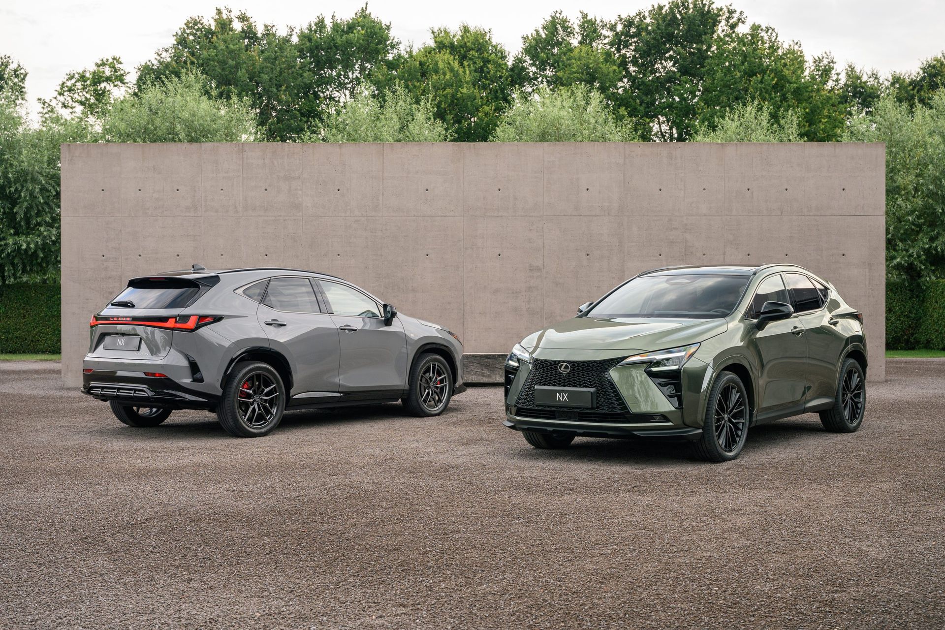 Lexus NX po liftingu — przód i tył, zestawienie dwóch wersji kolorystycznych na tle betonowej ściany