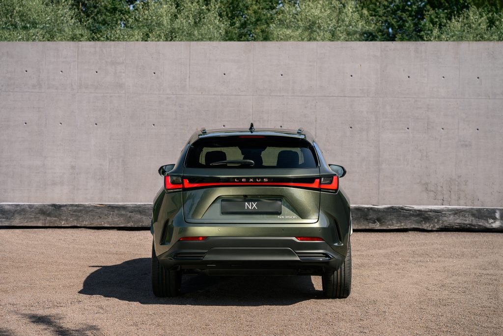 Lexus NX po liftingu — tył, pas świetlny i logo Lexus na klapie bagażnika