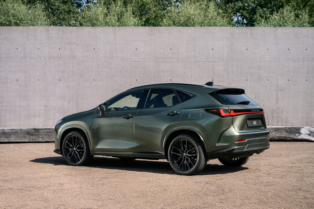 Lexus NX po liftingu — tylny bok 3/4, zielony lakier, czarne felgi