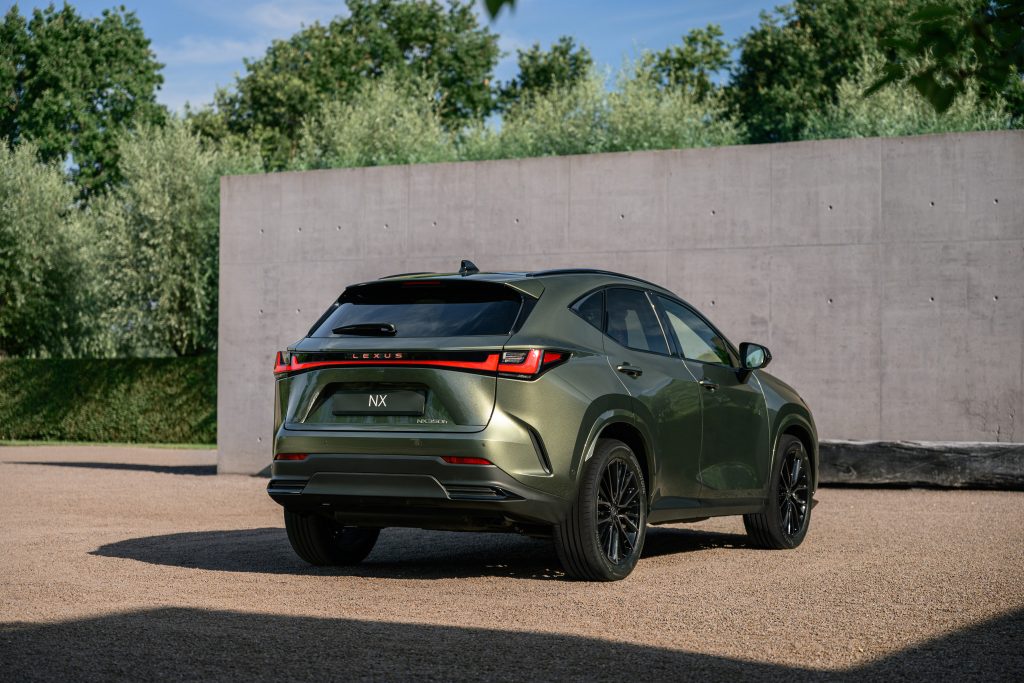 Lexus NX po liftingu — tył 3/4 na tle betonowej ściany