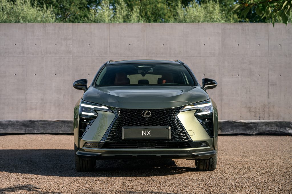 Lexus NX po liftingu — przód na wprost, charakterystyczny wrzecionowy grill