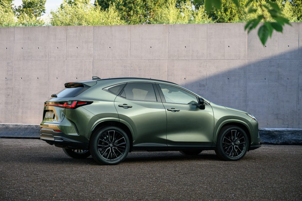 Lexus NX po liftingu — tylny bok 3/4 pod drzewami