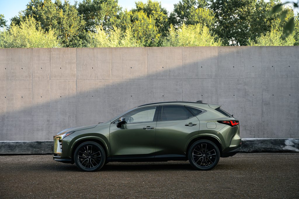 Lexus NX po liftingu — profil boczny na tle betonowej ściany
