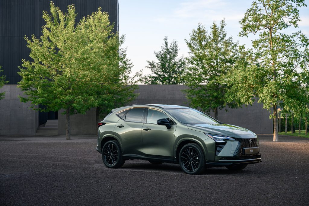 Lexus NX po liftingu — przód 3/4 wśród drzew, światło wieczorne