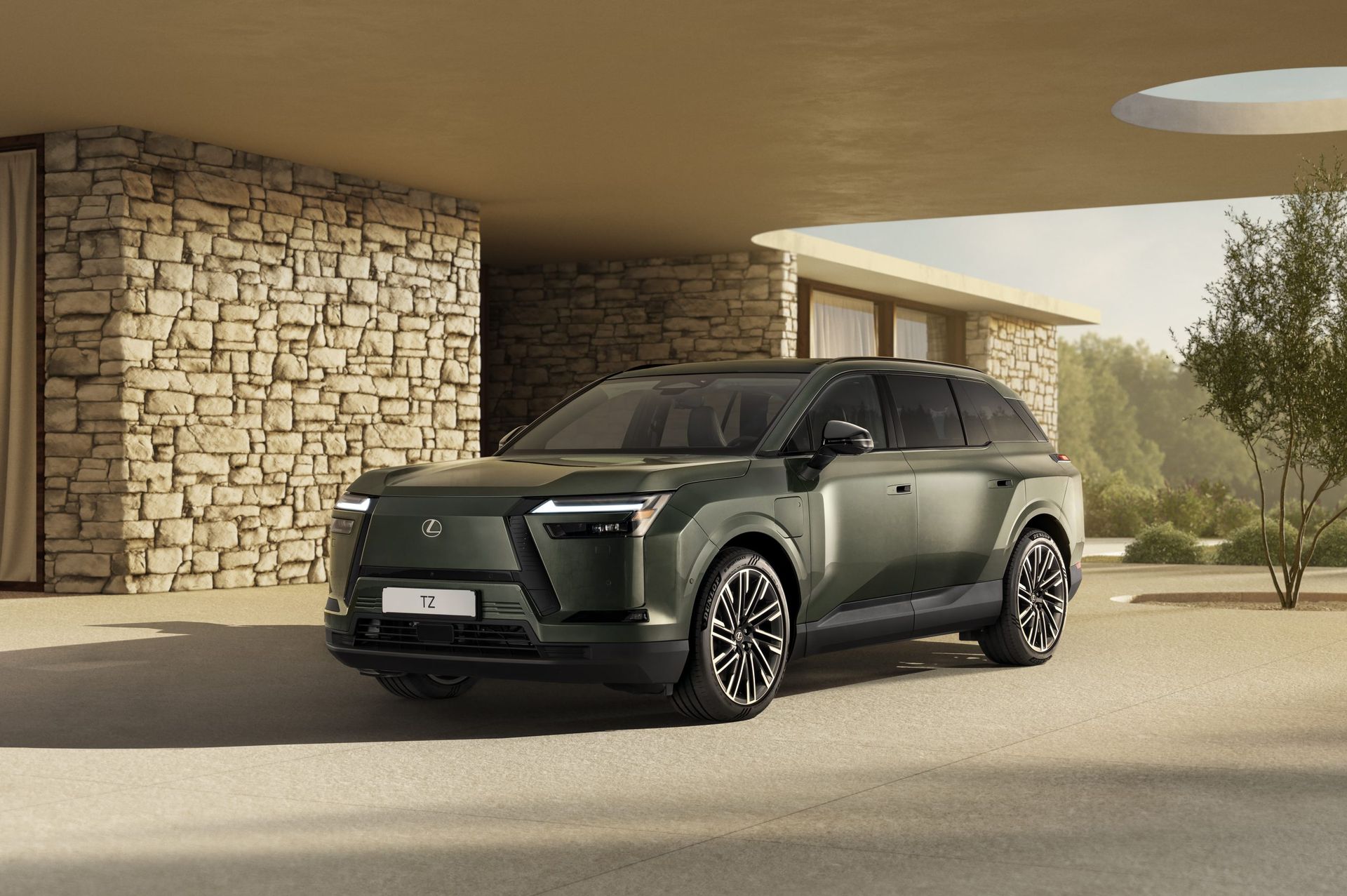 Lexus TZ — ujęcie 3/4 z przodu, kolor ciemnozielony, ekspozycja przy architekturze śródziemnomorskiej