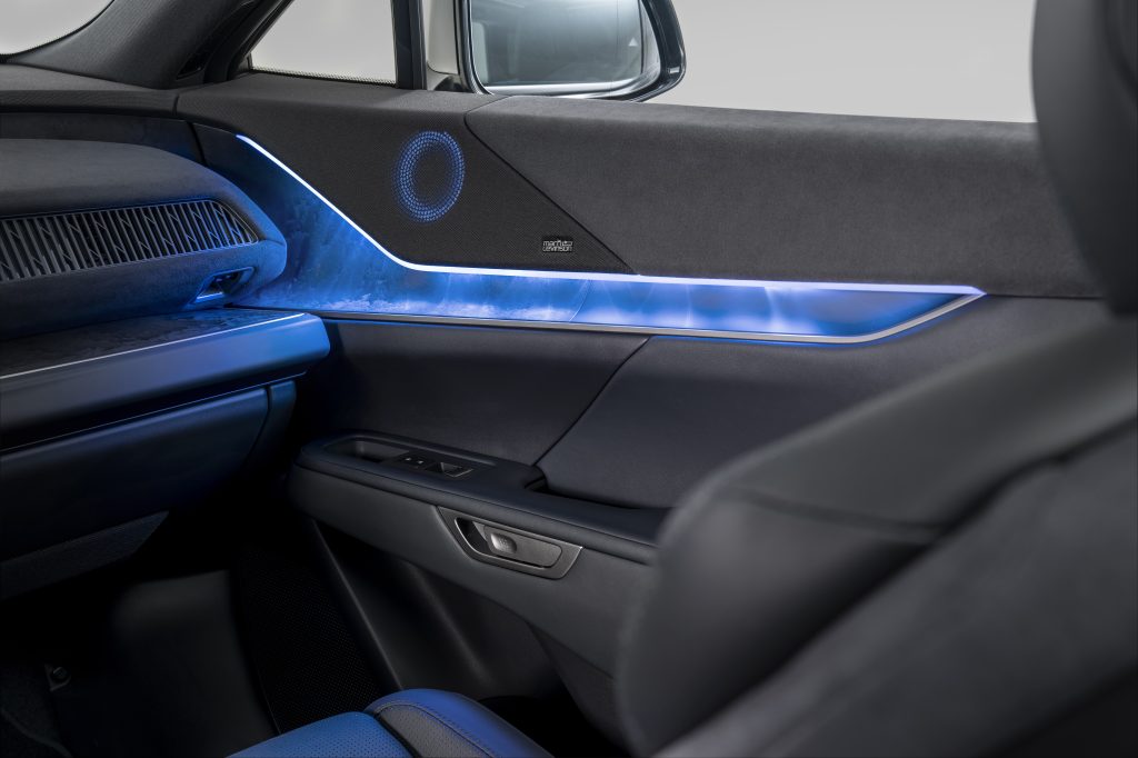 Lexus TZ — detal deski rozdzielczej po stronie pasażera, niebieskie podświetlenie ambientowe i głośnik Mark Levinson