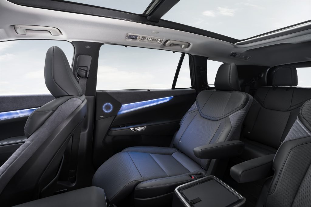 Lexus TZ — drugi rząd foteli kapitańskich z podłokietnikiem, niebieskie podświetlenie ambientowe, panoramiczny szyberdach