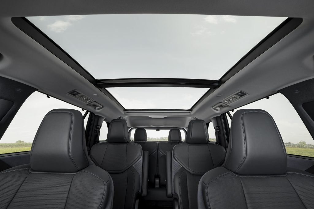 Lexus TZ — panorama kabiny, wszystkie trzy rzędy foteli widoczne pod rozległym panoramicznym dachem