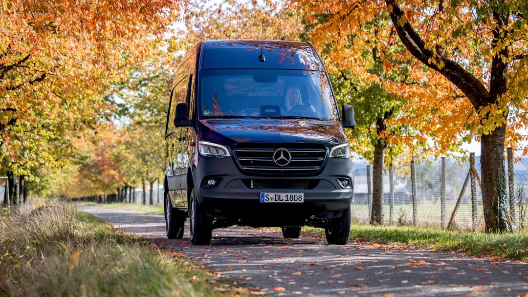 Mercedes-Benz Marco Polo 4x4 — przód, jazda aleją wśród jesiennych liści