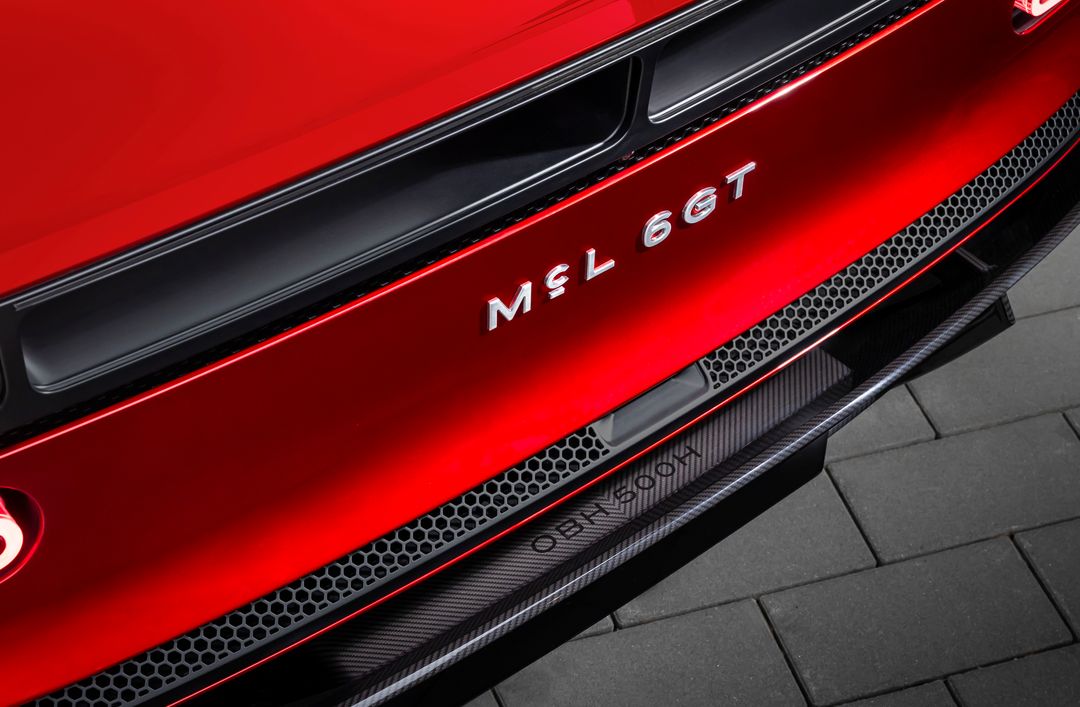 McLaren McL 6GT — detal tylnego pasa z napisem MCL 6GT i wlotem powietrza