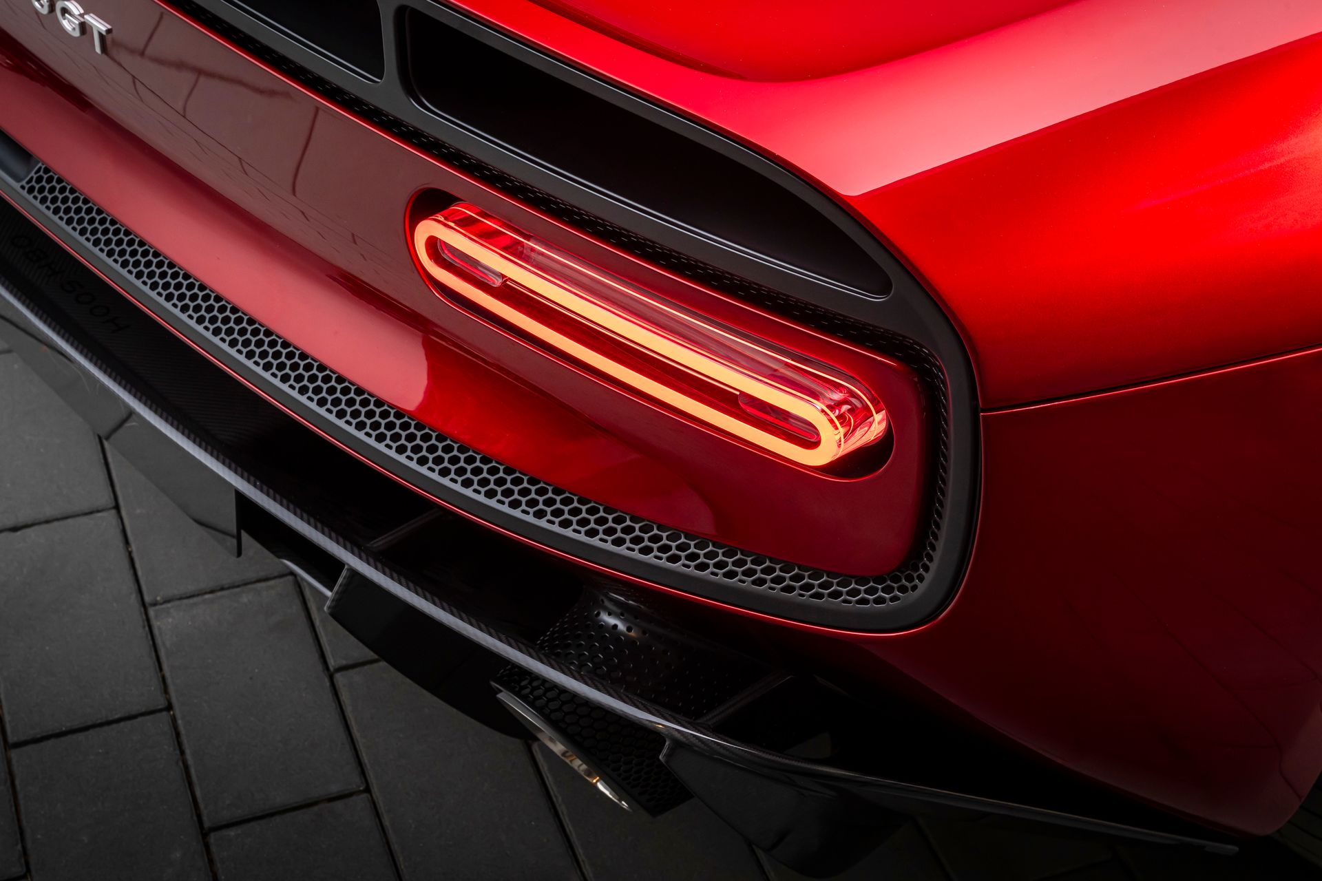 McLaren McL 6GT — detal tylnej lampy LED i dyfuzora z karbonu