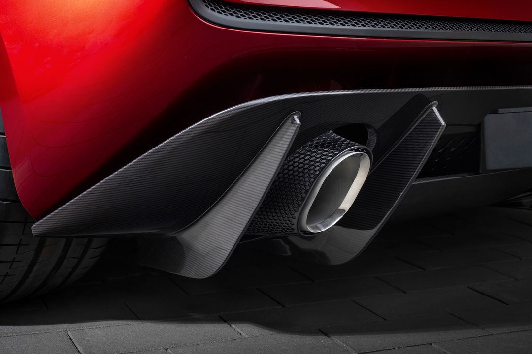 McLaren McL 6GT — detal końcówki wydechu w karbonowej obudowie