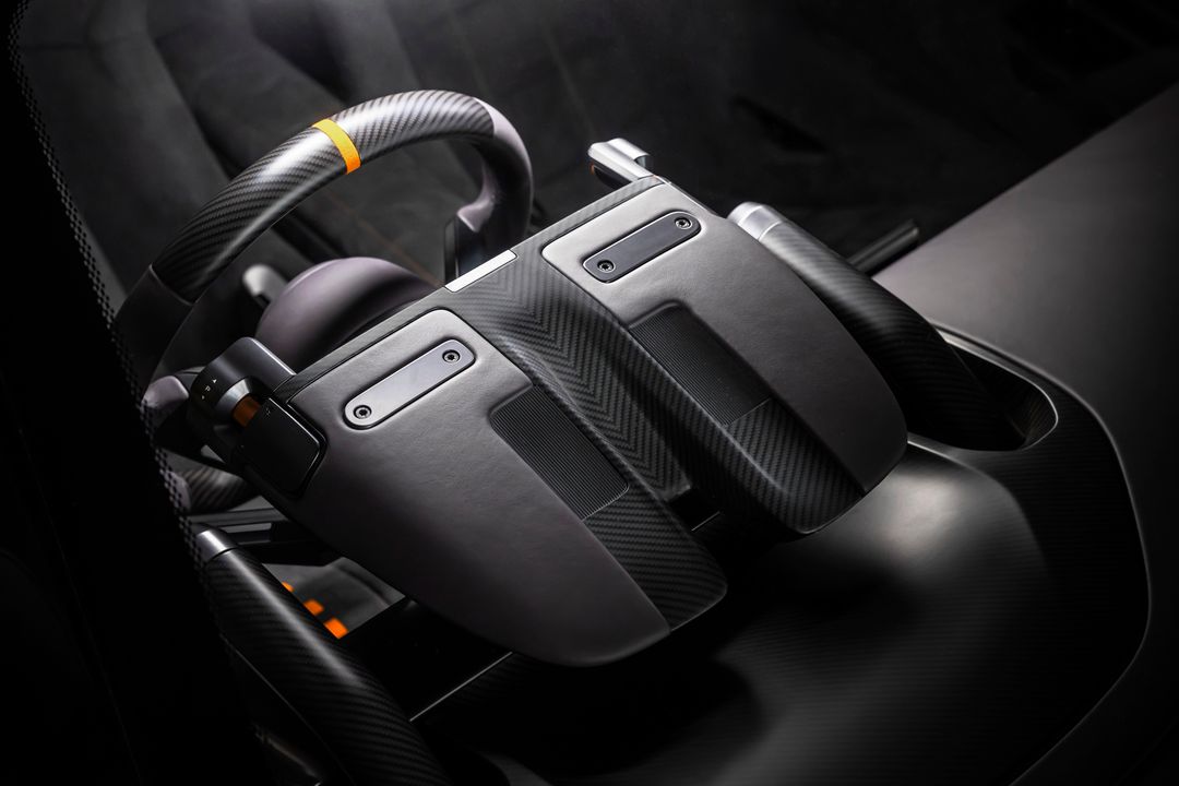 McLaren McL 6GT — wnętrze, kierownica i łopatki zmiany biegów z karbonu