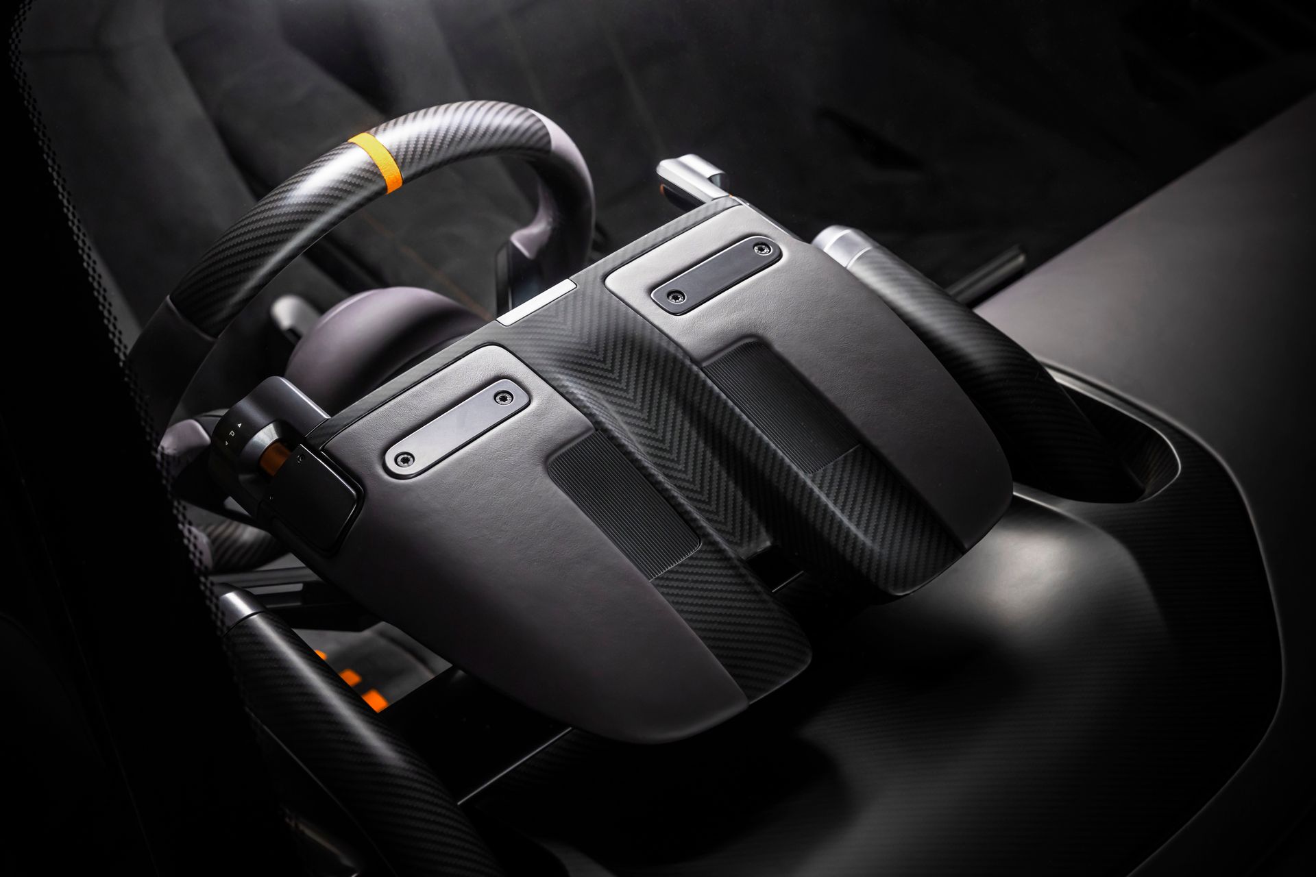 McLaren McL 6GT — wnętrze, kierownica i łopatki zmiany biegów z karbonu