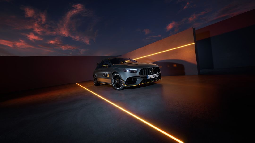 Mercedes-AMG A 45 S Final Edition — przód i bok, efektowne ujęcie o zmierzchu z podświetleniem LED na posadzce
