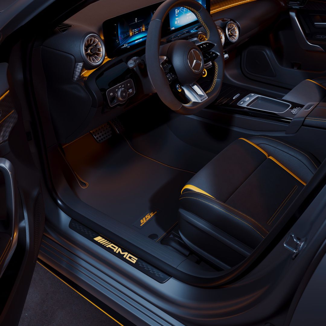 Mercedes-AMG A 45 S Final Edition — deska rozdzielcza, kierownica sportowa i próg z logo AMG