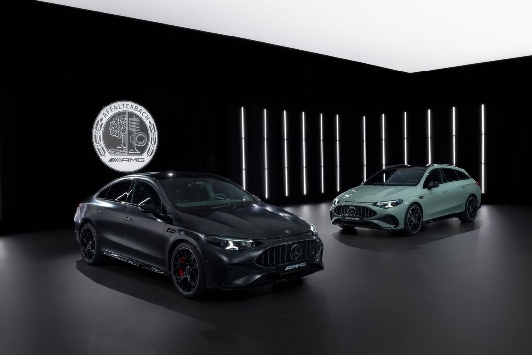 Mercedes-AMG CLA 45 4MATIC+ (czarny) obok modelu kombi AMG (zielony) — ujęcie 3/4 przód, studio z jubileuszowym logo AMG Affalterbach