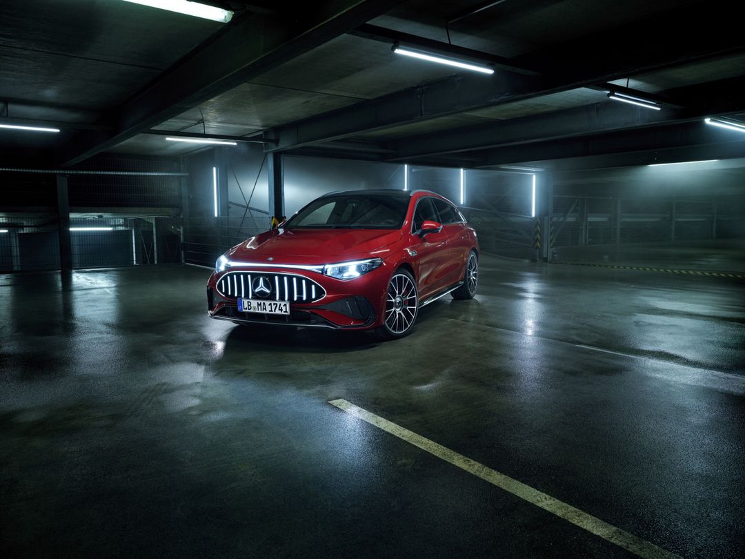 Mercedes-AMG CLA 45 4MATIC+ Shooting Brake — przód, czerwony lakier, podziemny garaż