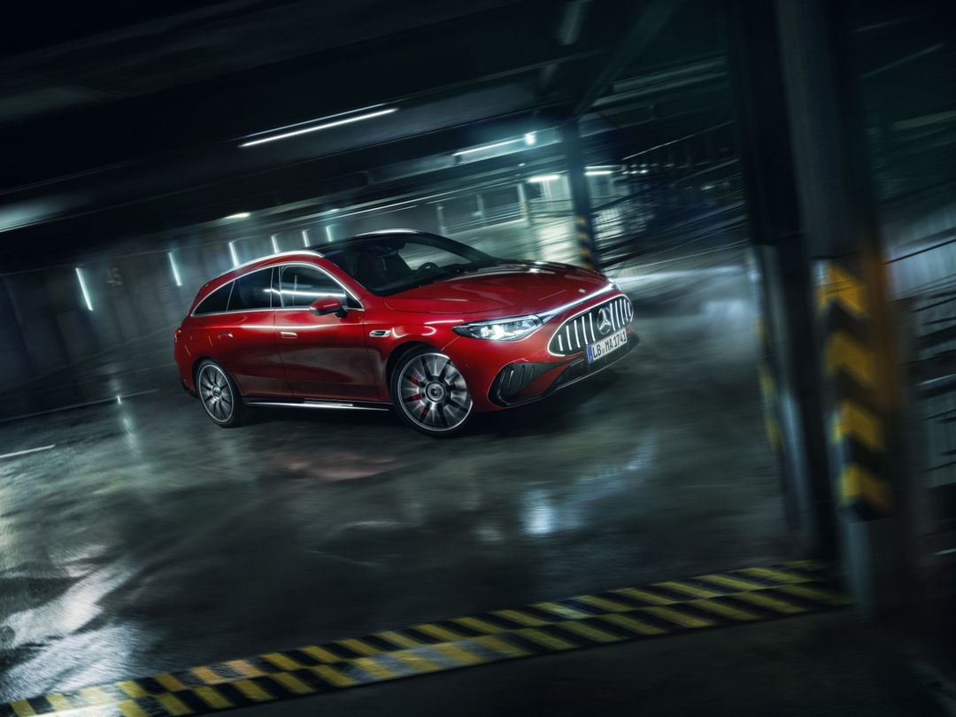 Mercedes-AMG CLA 45 4MATIC+ Shooting Brake — przód 3/4 w ruchu, smugi świateł w garażu