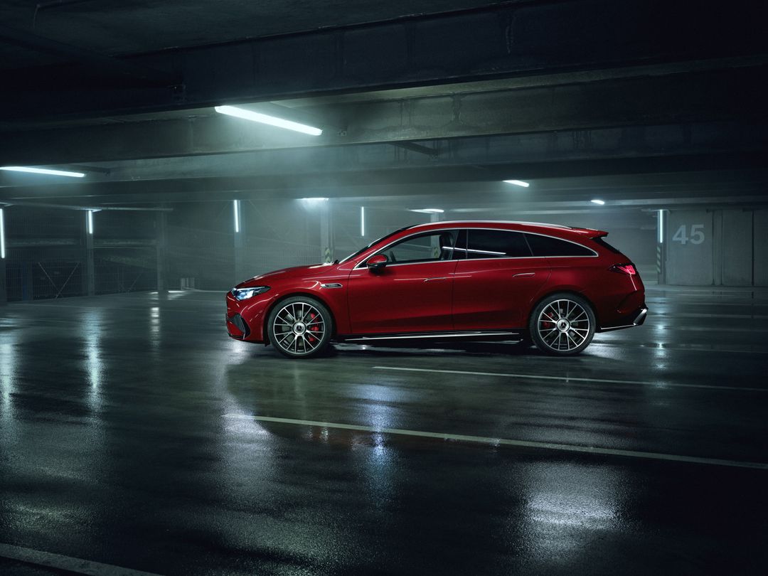 Mercedes-AMG CLA 45 4MATIC+ Shooting Brake — bok, czerwony lakier, mokra posadzka garażu