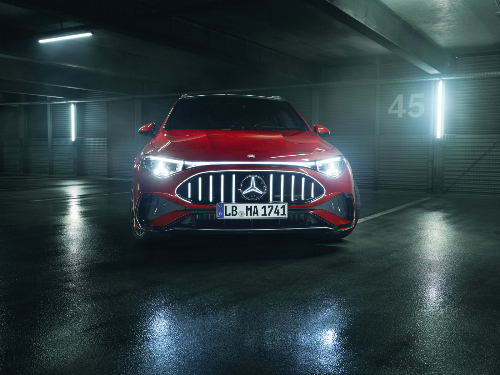 Mercedes-AMG CLA 45 4MATIC+ Shooting Brake — przód na wprost, charakterystyczny grill z podświetleniem LED