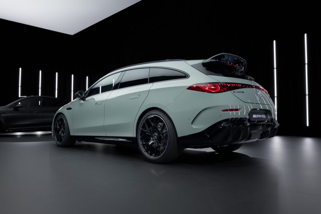 Mercedes-AMG CLA 45 4MATIC+ Shooting Brake — tył 3/4, jasnozielony lakier, tło studyjne