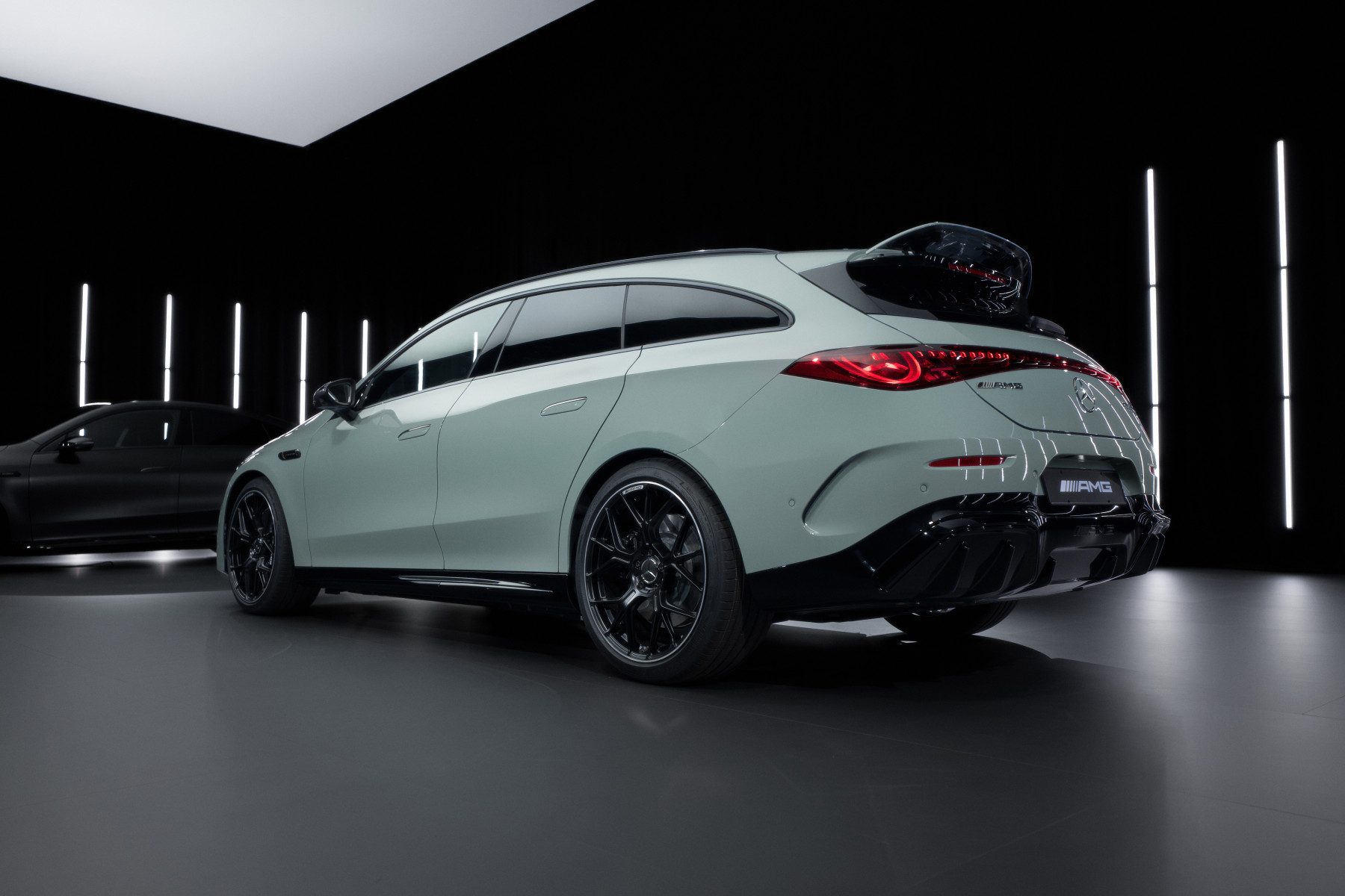Mercedes-AMG CLA 45 4MATIC+ Shooting Brake — tył 3/4, jasnozielony lakier, tło studyjne
