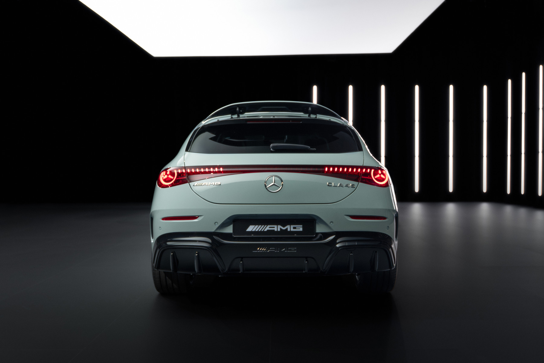Mercedes-AMG CLA 45 4MATIC+ Shooting Brake — tył na wprost, pas świetlny LED