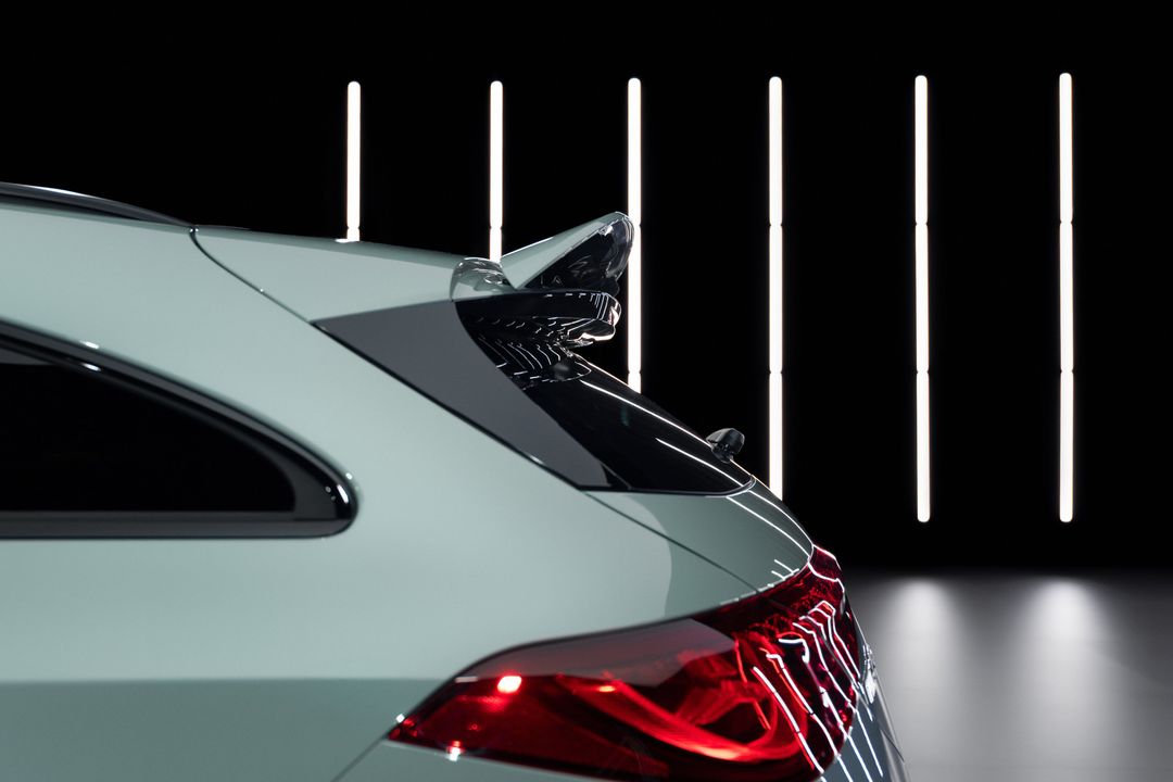 Mercedes-AMG CLA 45 4MATIC+ Shooting Brake — detal spojlera dachowego i tylnej lampy