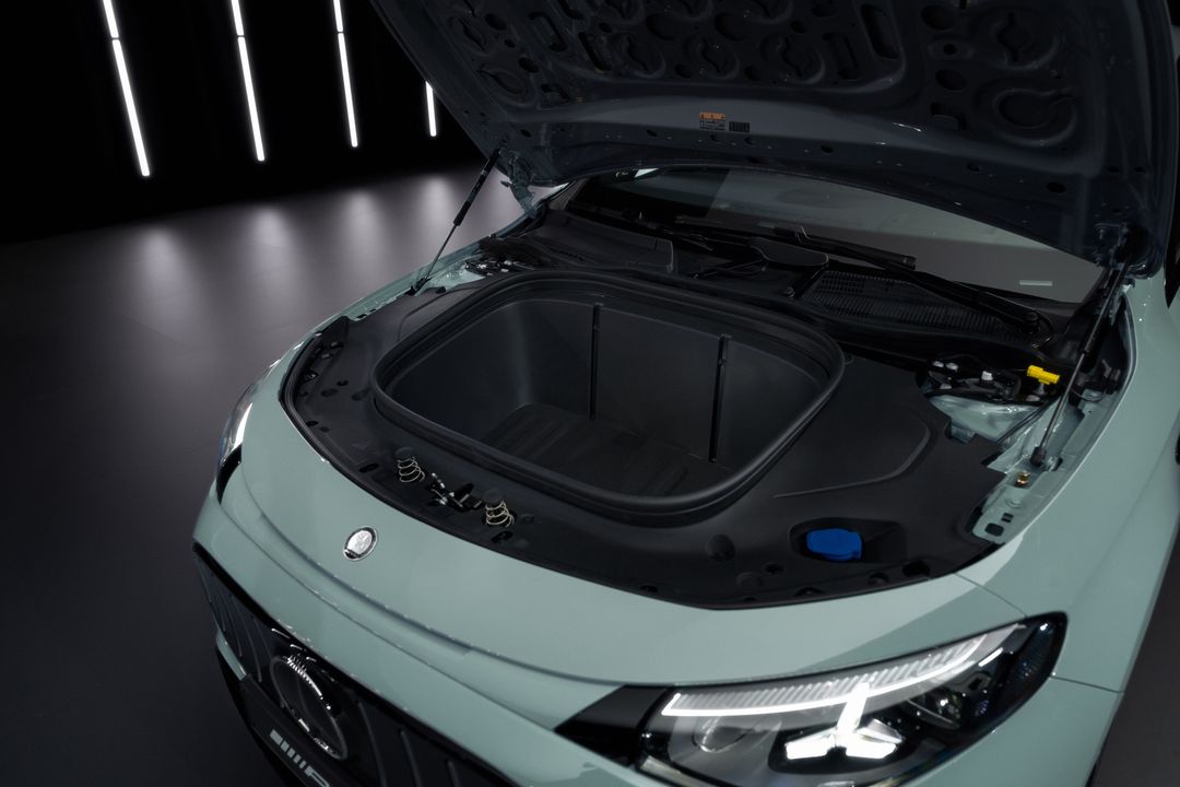 Mercedes-AMG CLA 45 4MATIC+ Shooting Brake — detal, otwarta maska z przednim schowkiem (frunk)