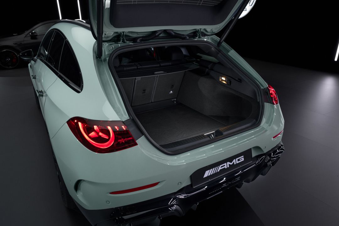 Mercedes-AMG CLA 45 4MATIC+ Shooting Brake — detal, otwarta klapa bagażnika i przestrzeń ładunkowa