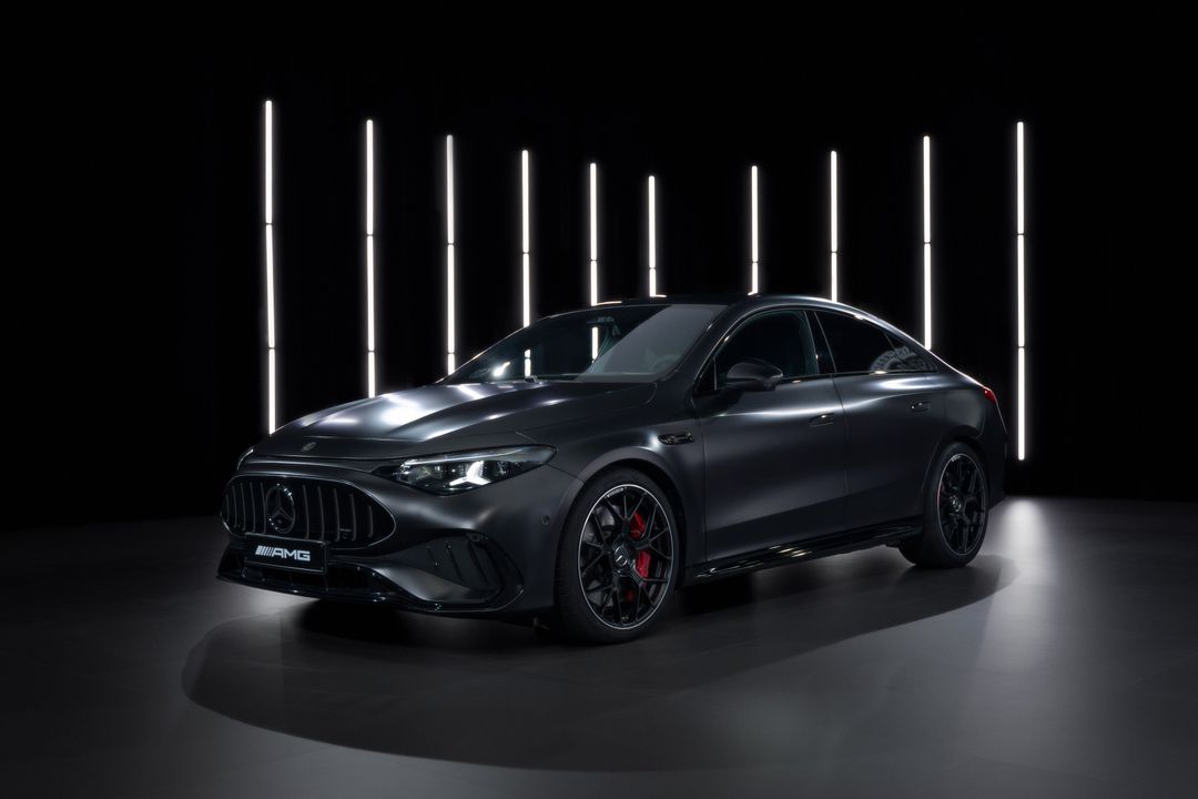 Mercedes-AMG CLA 45 4MATIC+ — przód 3/4, limuzyna w studio