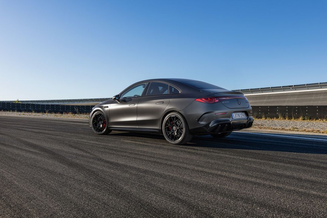 Mercedes-AMG CLA 45 4MATIC+ — tył 3/4, limuzyna w akcji na torze wyścigowym