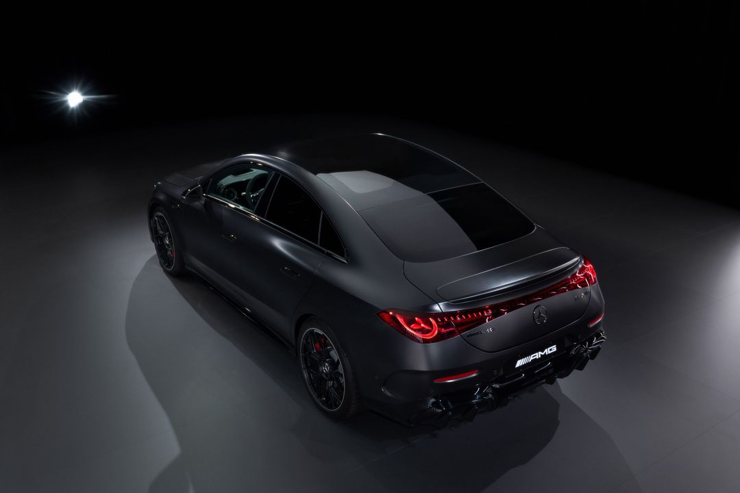 Mercedes-AMG CLA 45 4MATIC+ — tył z góry, matowoczarny lakier, nastrojowe ujęcie studyjne