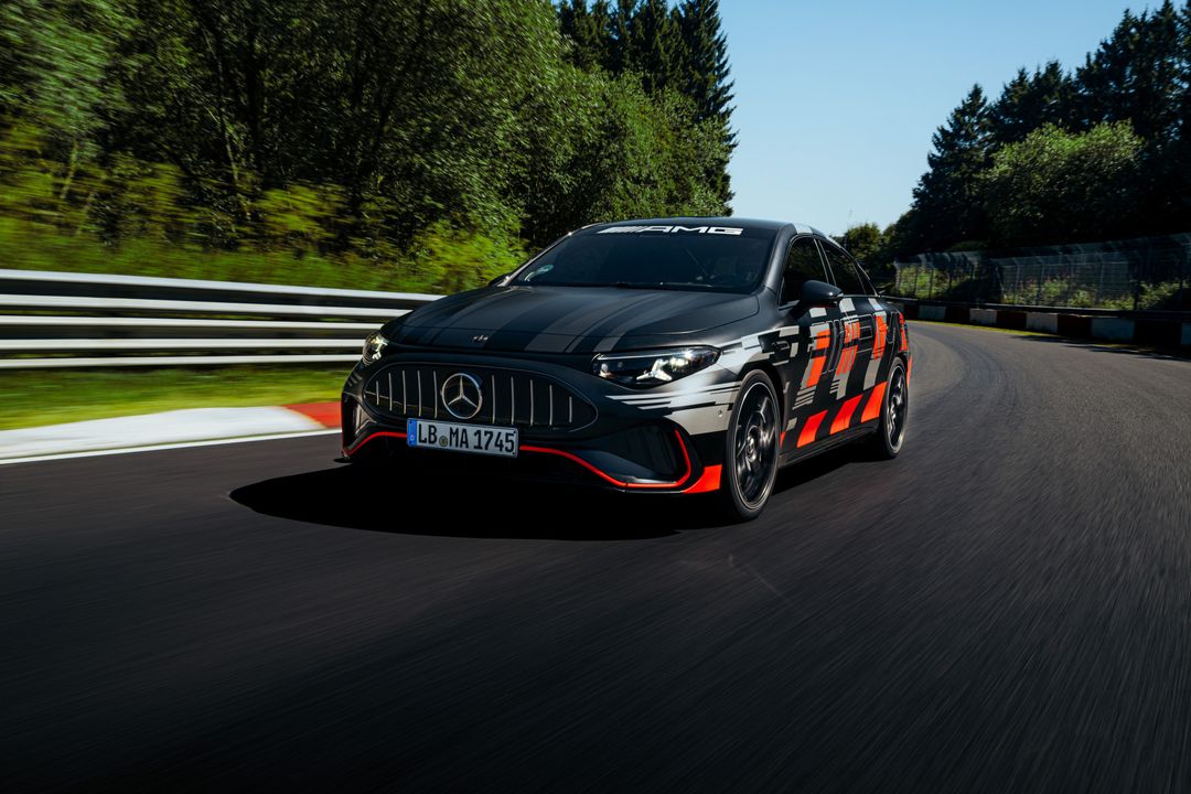 Mercedes-AMG CLA 45 — przód, dynamiczna jazda w zakręcie toru Nordschleife, kamuflaż testowy