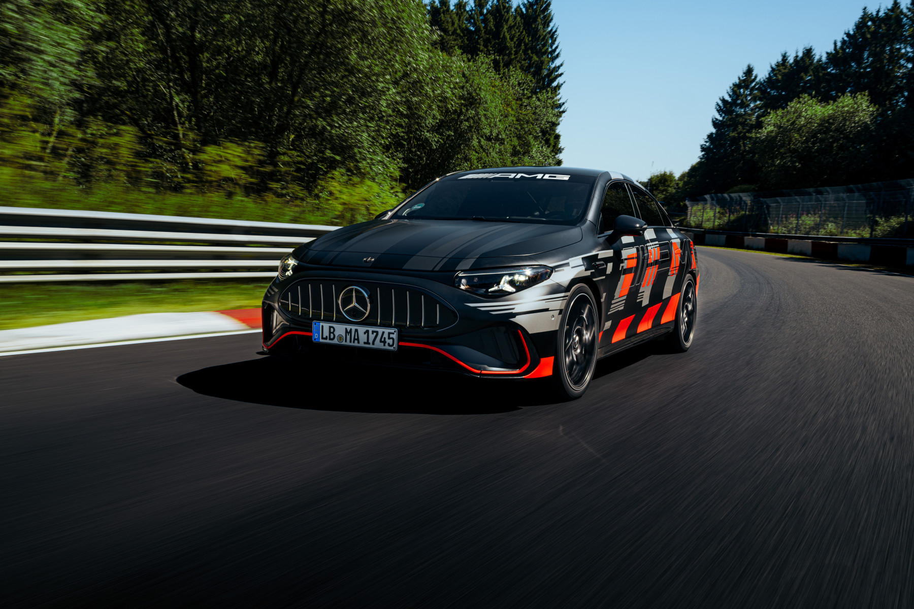 Mercedes-AMG CLA 45 — przód, dynamiczna jazda w zakręcie toru Nordschleife, kamuflaż testowy