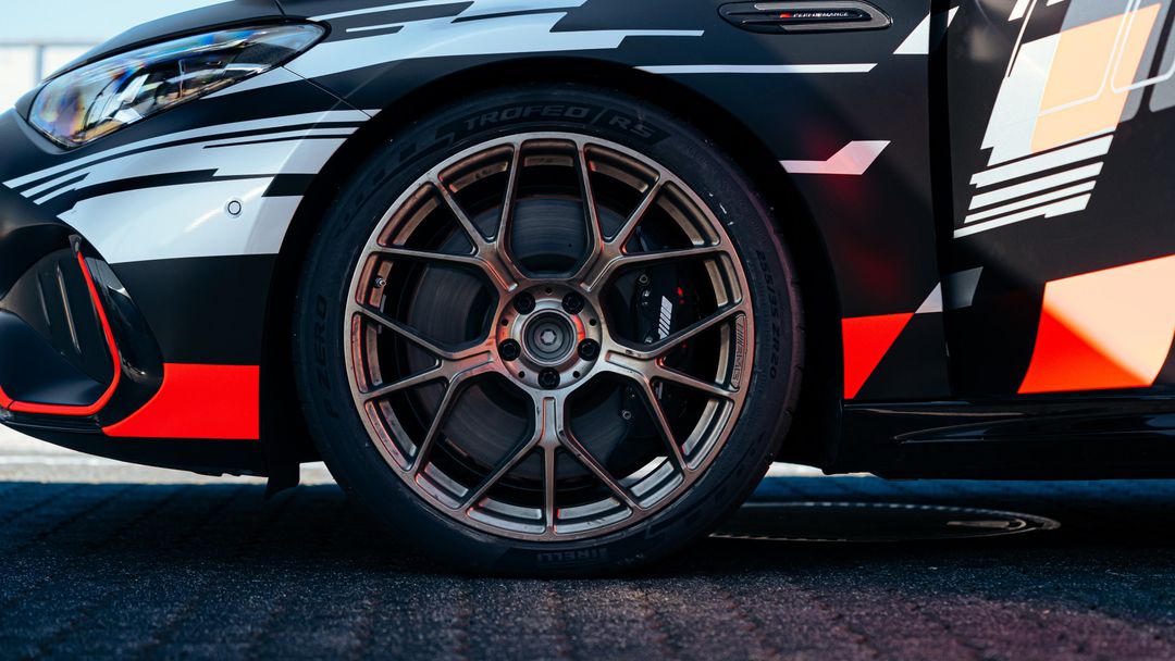 Mercedes-AMG CLA 45 — detal: kuta felga i zacisk hamulca