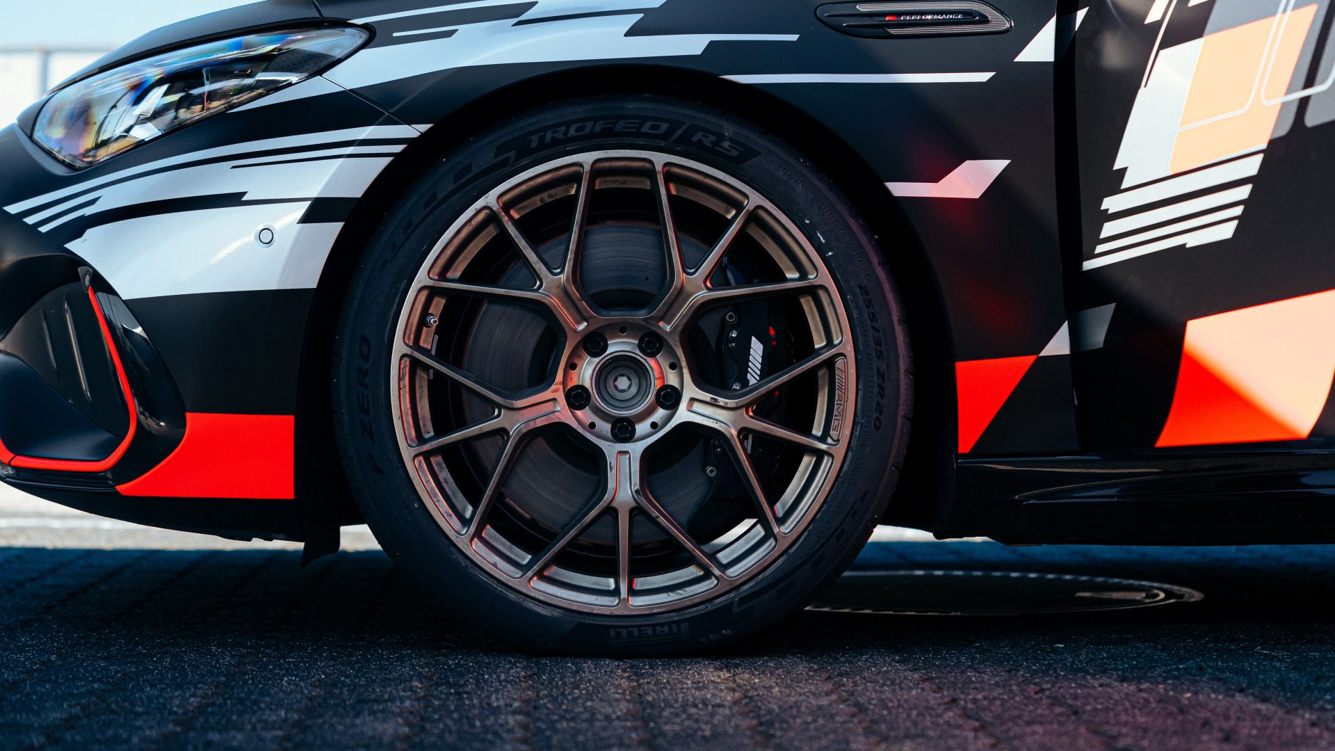 Mercedes-AMG CLA 45 — detal: kuta felga i zacisk hamulca