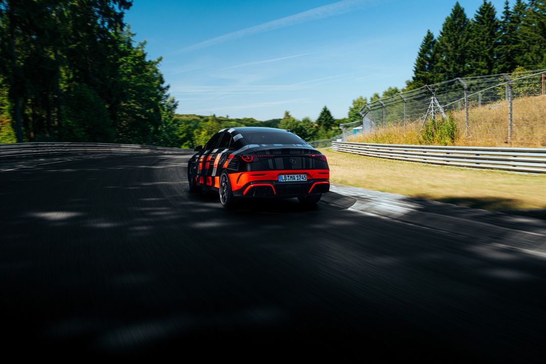 Mercedes-AMG CLA 45 — tył, jazda przez zakręt toru Nordschleife