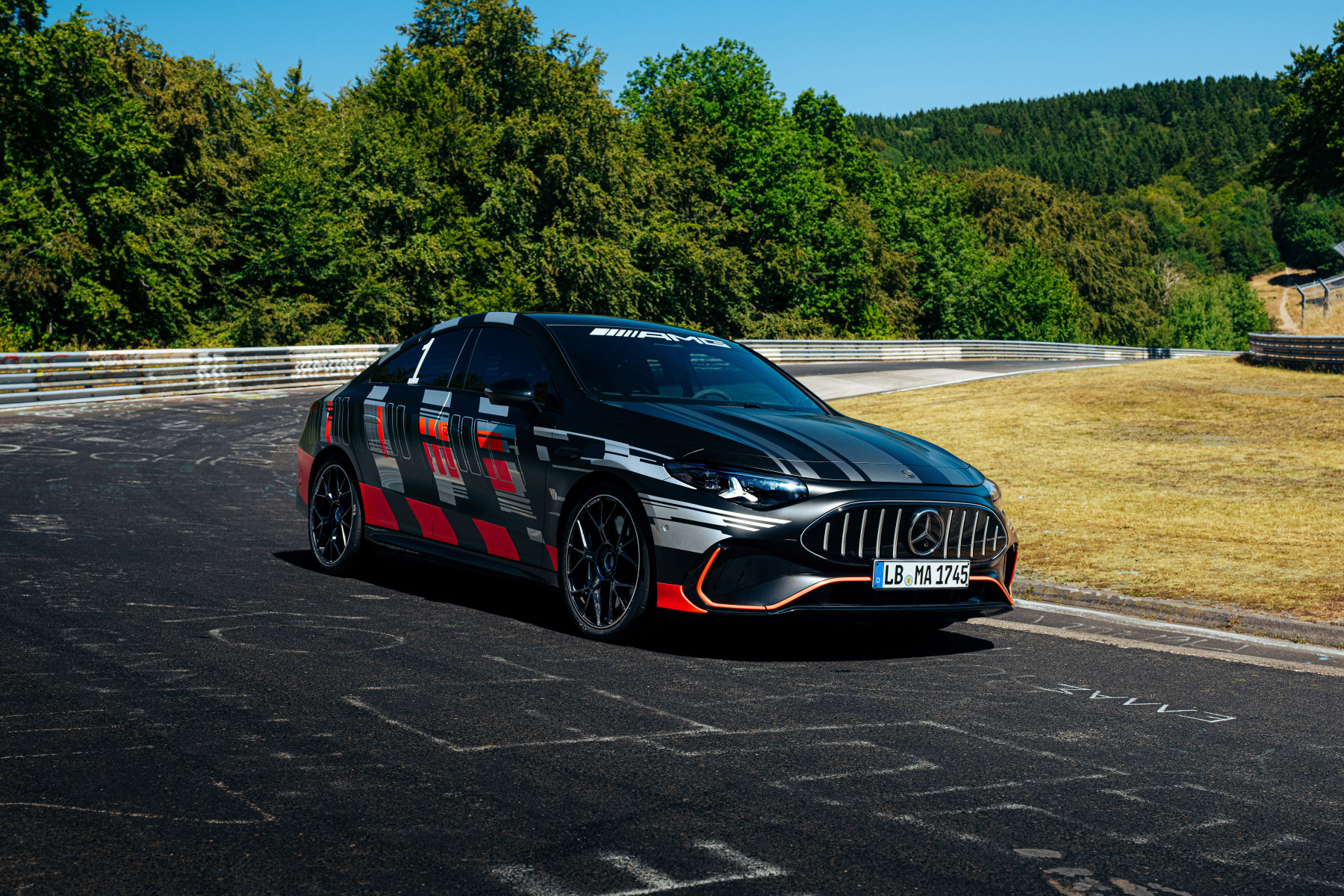 Mercedes-AMG CLA 45 — przód i bok, postój na torze Nürburgring