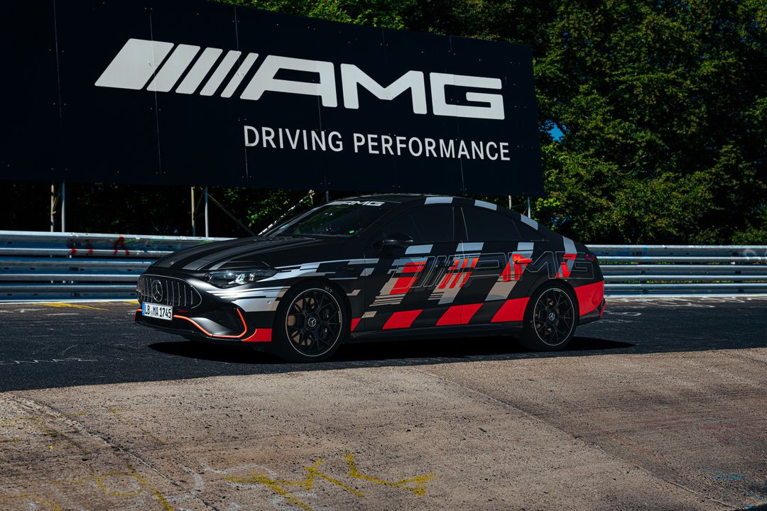 Mercedes-AMG CLA 45 — bok i przód, postój przy banerze AMG Driving Performance