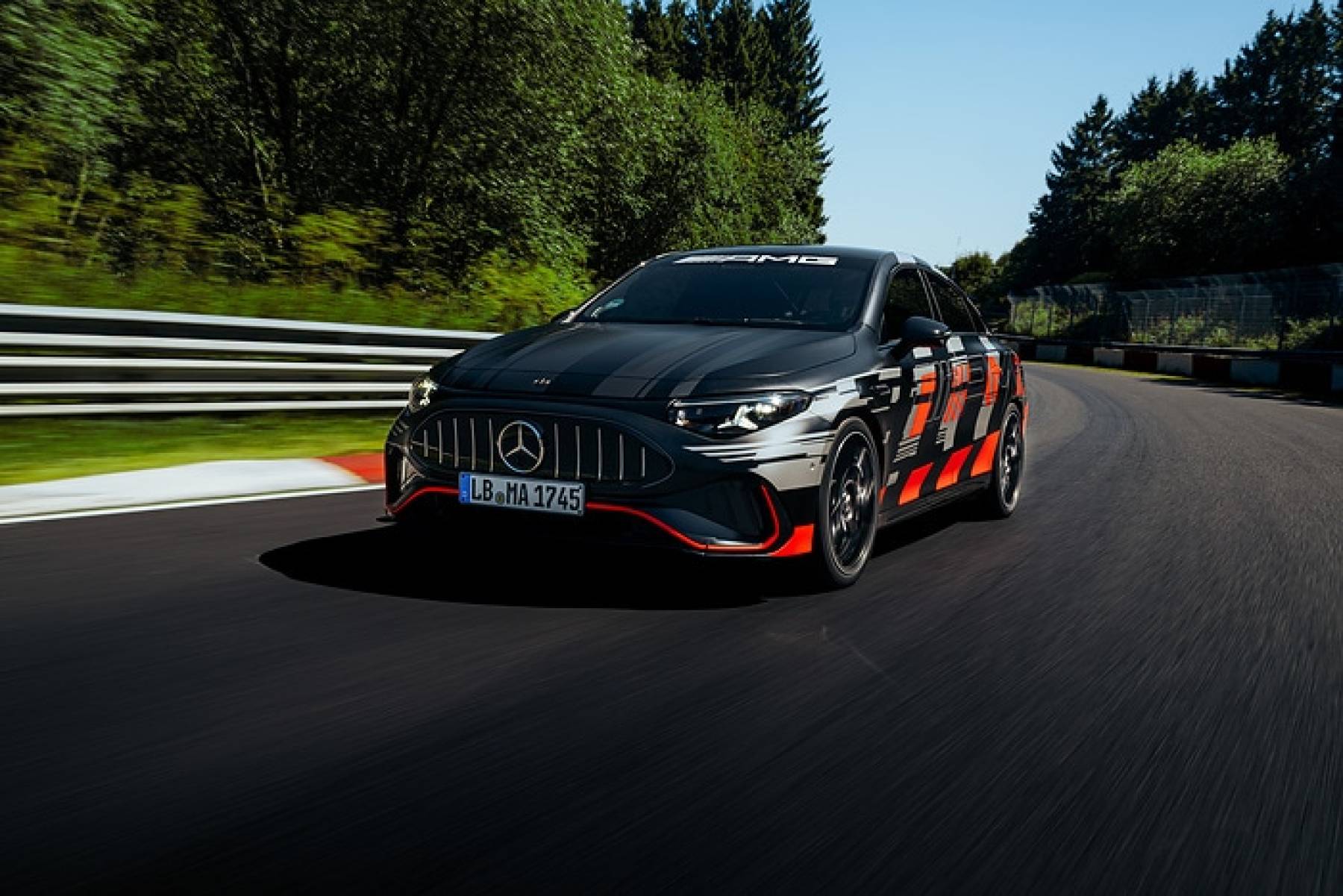 Mercedes-AMG CLA 45 — przód, dynamiczna jazda na torze Nürburgring Nordschleife