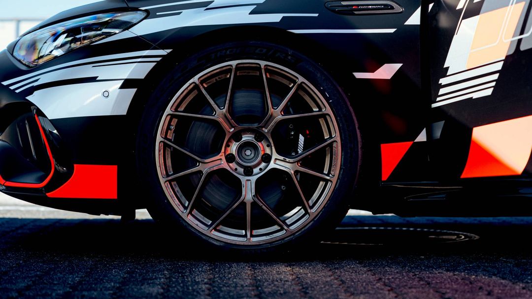 Mercedes-AMG CLA 45 — detal alufelgi i zacisku hamulcowego
