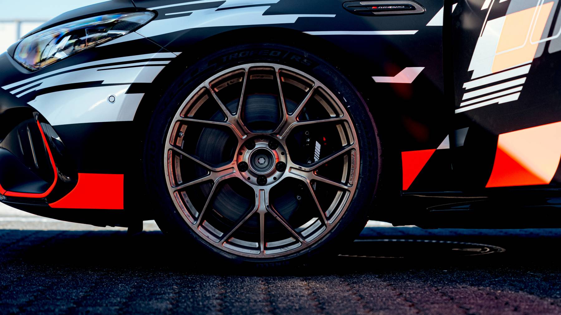 Mercedes-AMG CLA 45 — detal alufelgi i zacisku hamulcowego