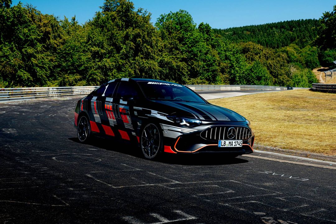 Mercedes-AMG CLA 45 — przód 3/4, postój na torze Nordschleife