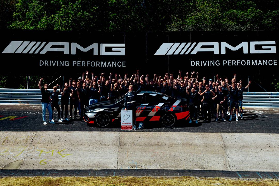 Zespół inżynierów Mercedes-AMG świętuje rekord przy mecie Nordschleife